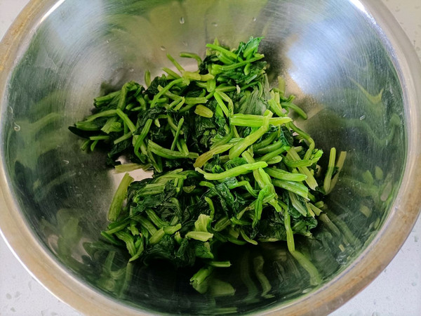 果仁菠菜捞汁拌