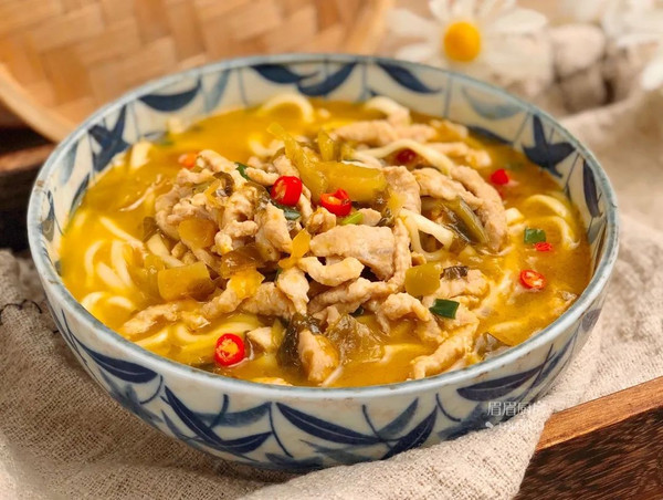 金汤酸菜肉丝面