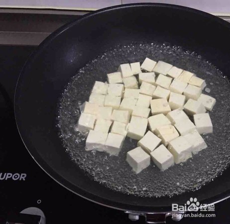 鲜虾豆腐煲和鸡公煲哪个更好吃，都是怎么做的？