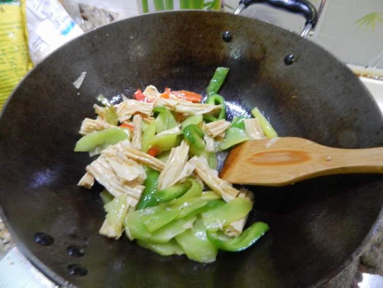 简单又美味的莴笋炒腐竹,看完你就知道!