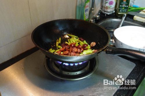 简易美食:腊肠香炒四季豆的做法