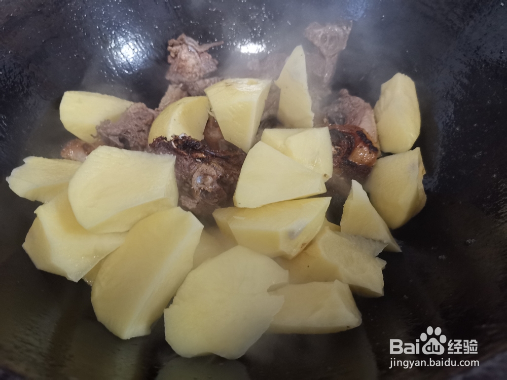 鸡肉块炖土豆
