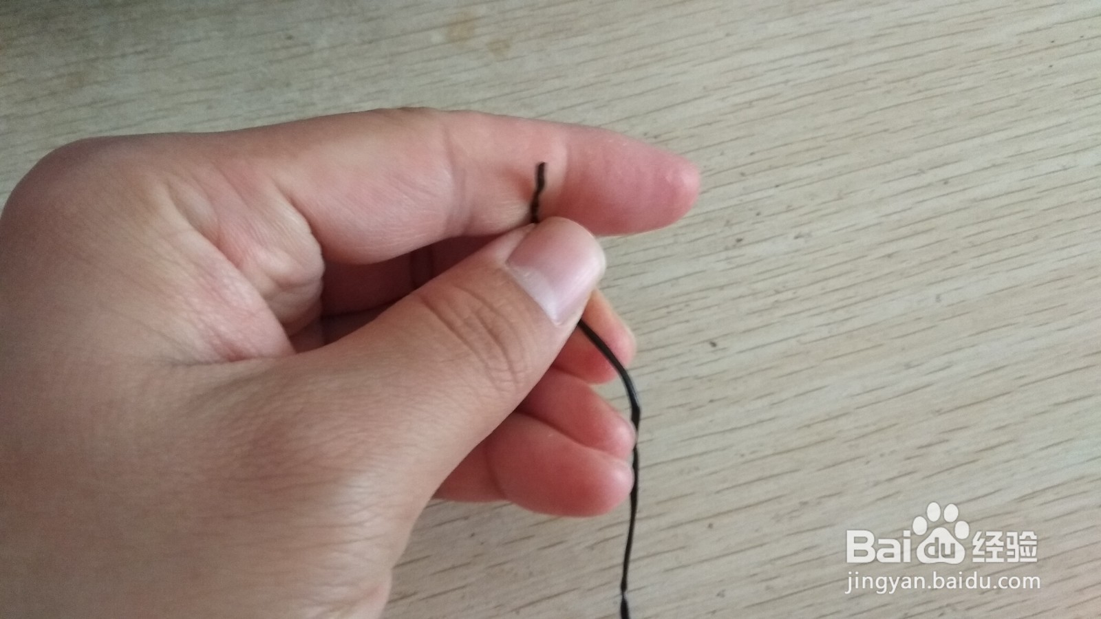 如何用数据线绑绳和别针做简易的中性笔支架
