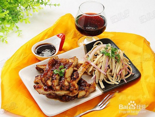 香煎鸡腿配油醋芥末拌豆干洋葱做法教程