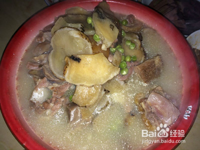 风萝卜蹄花汤的做法