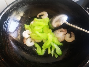 西芹炒虾仁的做法