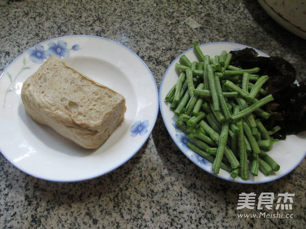 黑木耳带豆煮烤麸