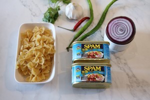 午餐肉蝴蝶意面的做法