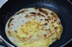鸡蛋灌饼的做法。