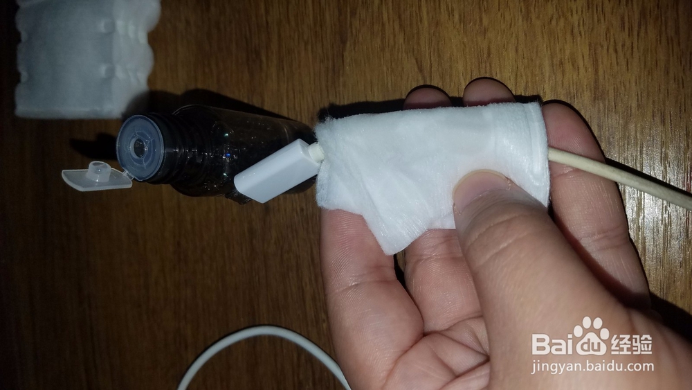 如何快速祛掉手机数据线上面的污渍