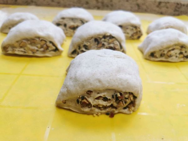 黑芝麻红枣核桃老面馒头