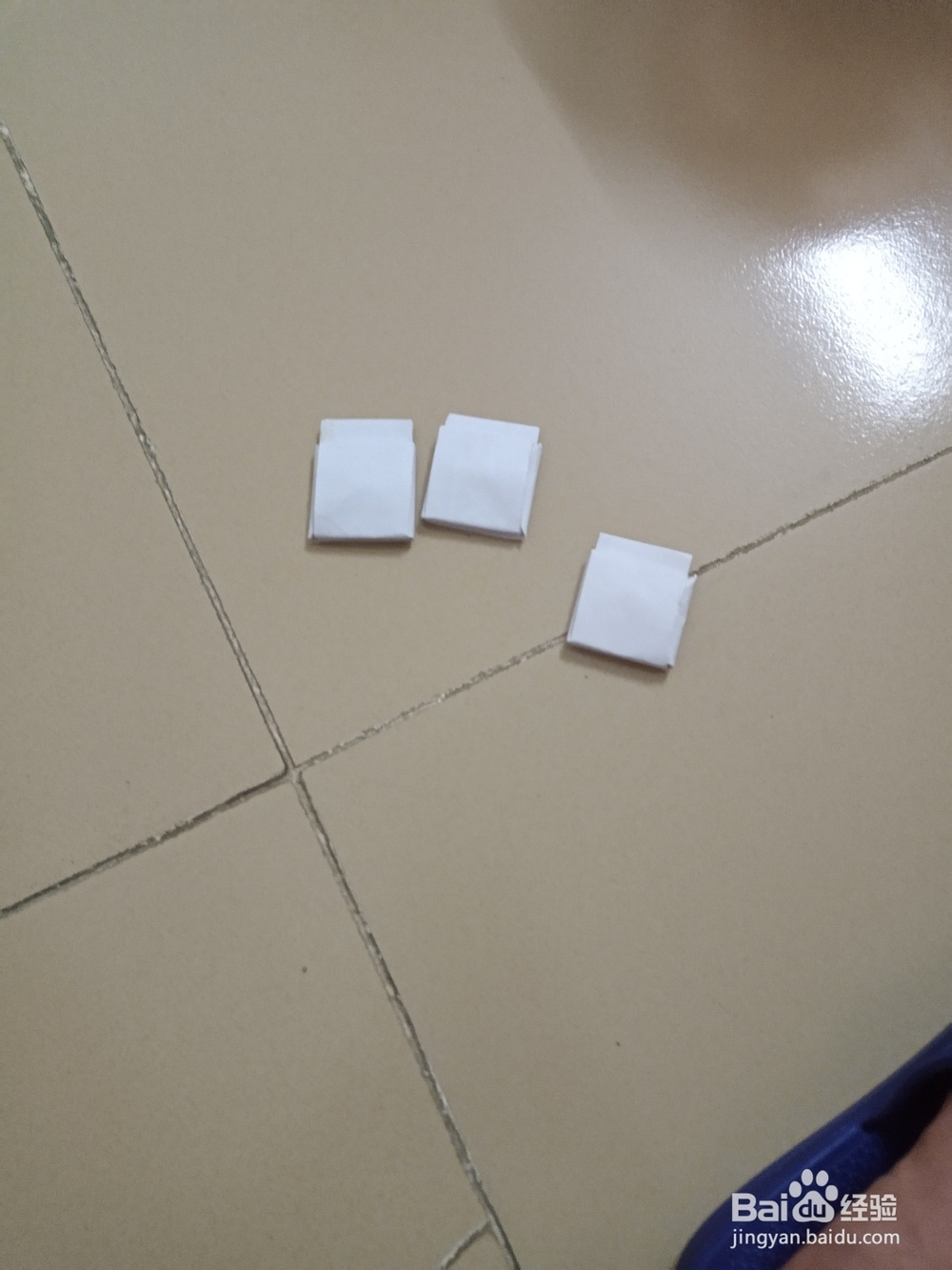 小时的玩具纸手枪