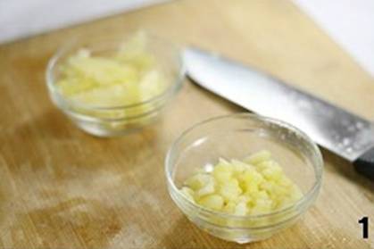 怎样在家中自制美味的翻转菠萝布朗尼