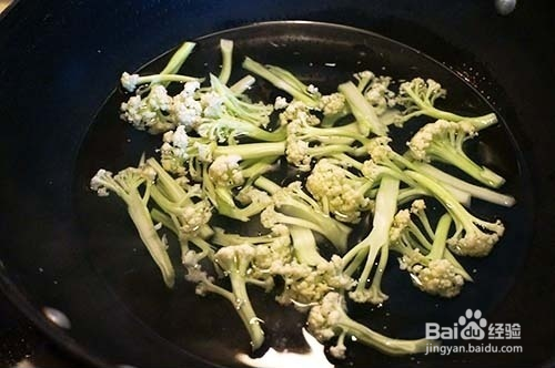 花菜土豆炒香肠的做法