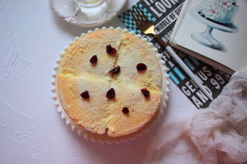 蛋糕胚彻底晾凉,切两刀成十字形分为四块,切面和中间夹层抹奶酪酱