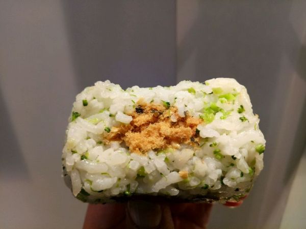 西兰花肉松饭团