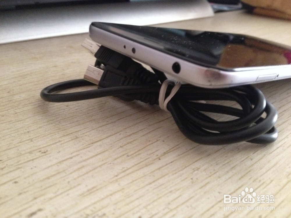 如何用数据线和数据线绑绳做简易手机支架