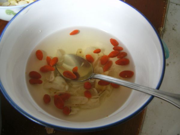 银耳莲子百合粥