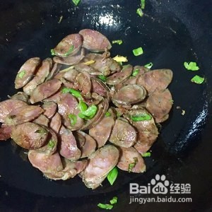 健康养生佳品青椒炒腊肠的做法