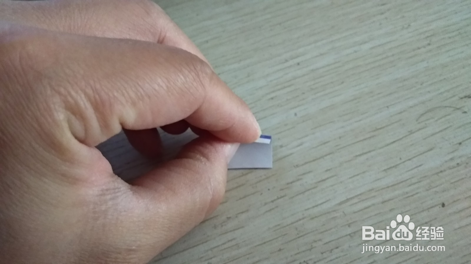如何用一个长方形纸条做简易的中性笔的支架