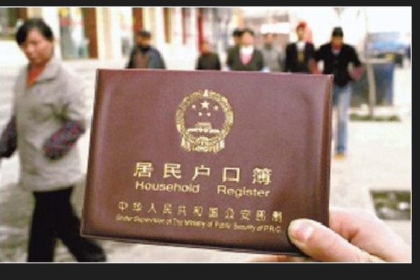 母亲和儿子是一个户口薄,在洛阳市房产证写母亲的名字,儿子可以落户吗