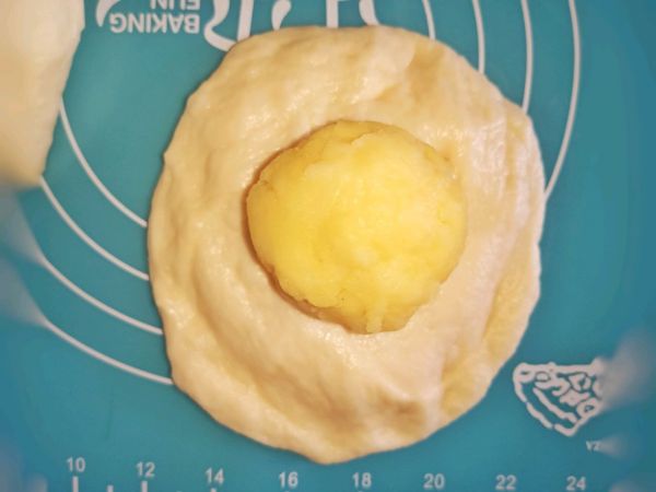 奶黄馅节日面包