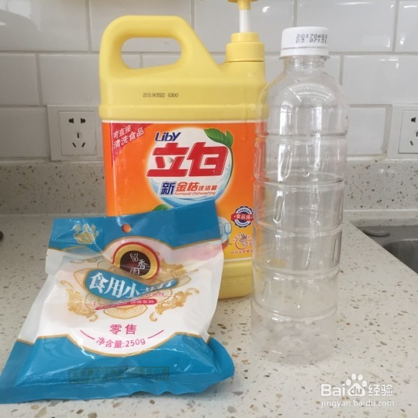 厨房里的顽固油垢,如何轻松清理?