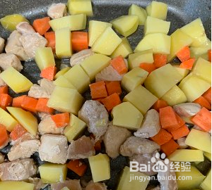如何烹饪日式咖喱鸡肉饭
