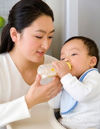 孩子突然不爱喝奶怎么处理，三种原因四条办法