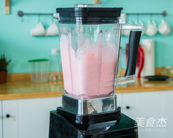 貌美的草莓菠萝奶昔