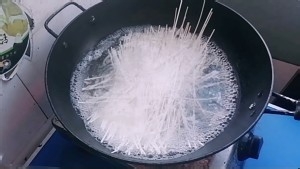 油泼面，简单的油泼面挂面照样可以做！