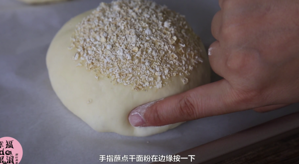 蛋黄肉松拉丝软欧包