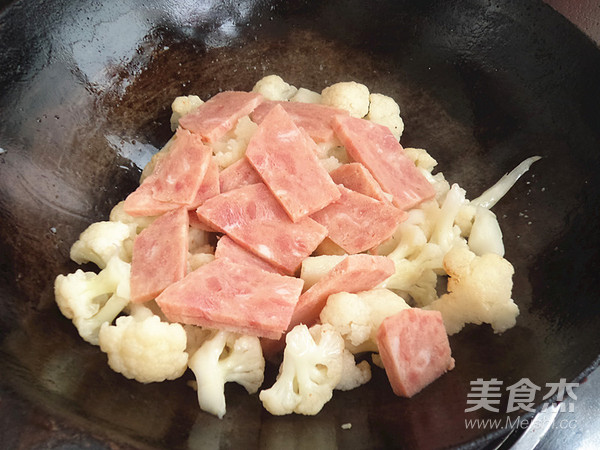 火腿炒菜花的做法