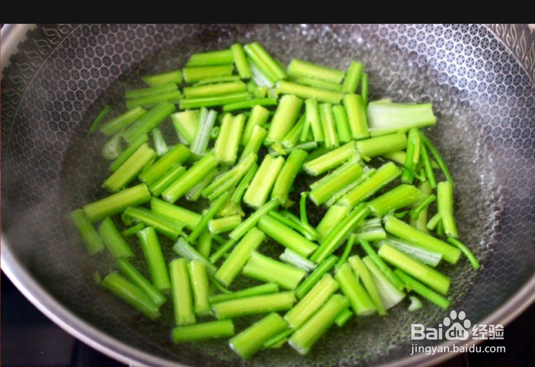 如何做出墨鱼香干芹菜小炒？