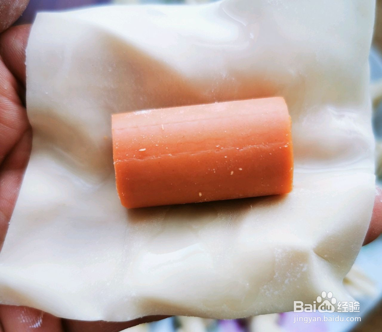 香肠馄饨皮卷的做法