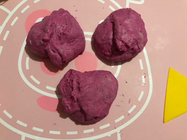 火龙果松软粉吐司