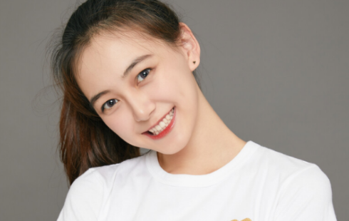 自拍照姿势怎么摆女