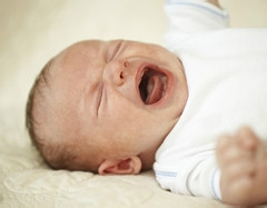 婴儿出生几数月后高烧不退起红疹怎么办