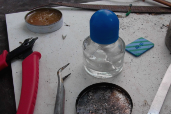 电烙铁怎么吸走元件上多余的焊锡