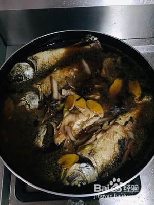 酱焖鲫鱼怎么做