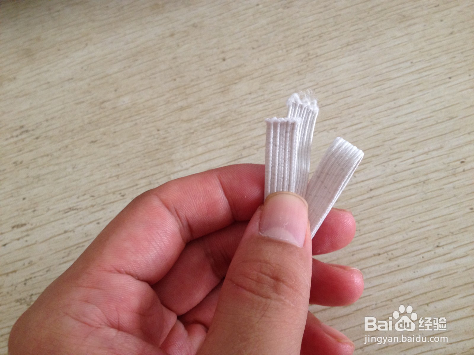 如何用一块长方形松紧带做简易的钢笔的支架