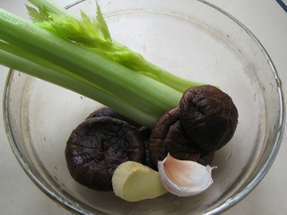 蚝油花菇焖鸡杂