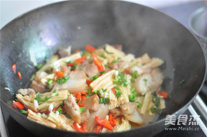 腐竹炒肉的做法