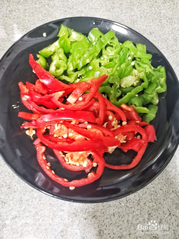 做家常菜鸡胸肉新吃法孜然芹菜彩椒炒鸡