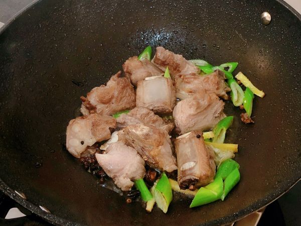 红烧小排炖土豆