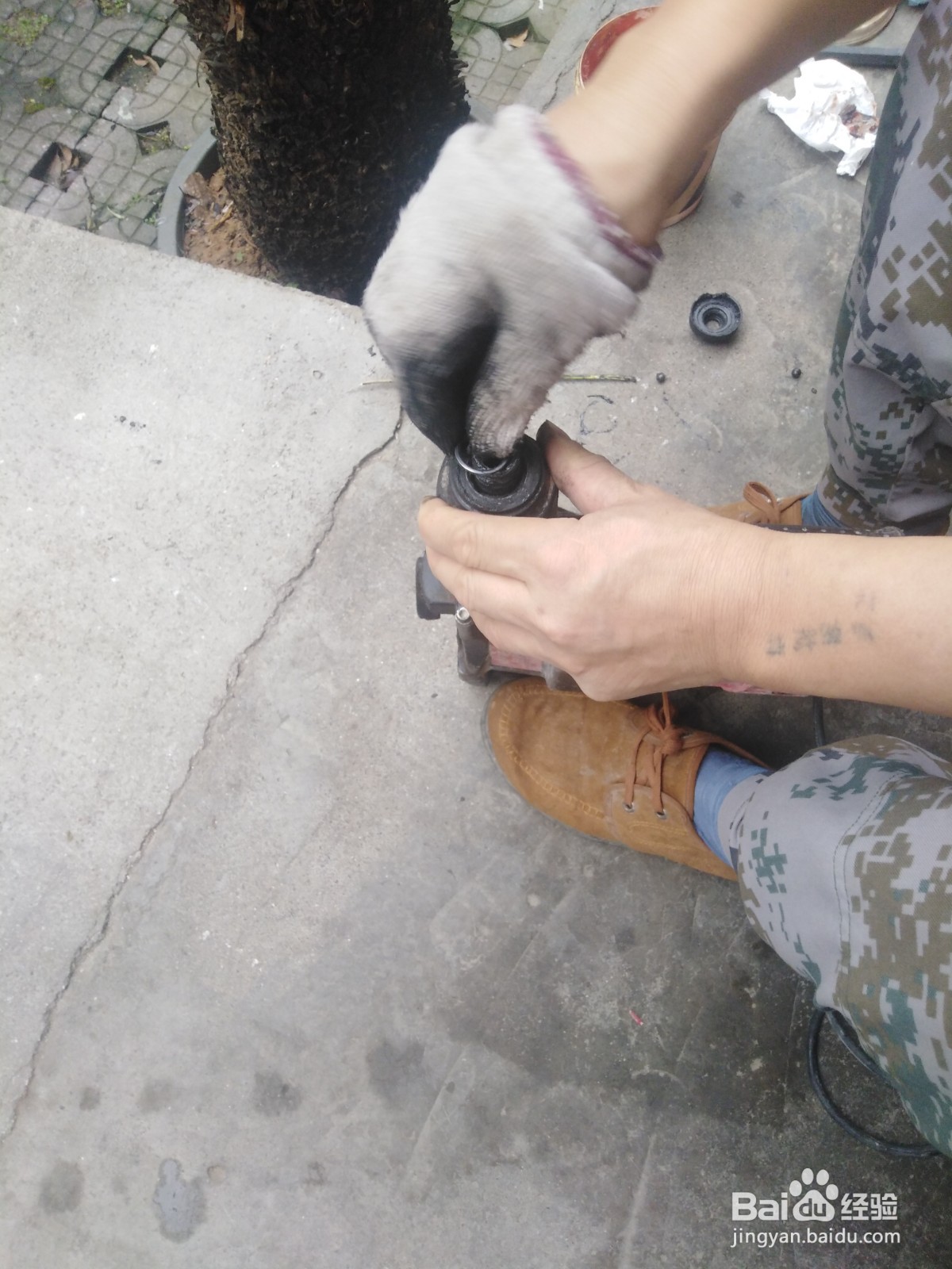 电锤装不进退不出钻头如何修理？