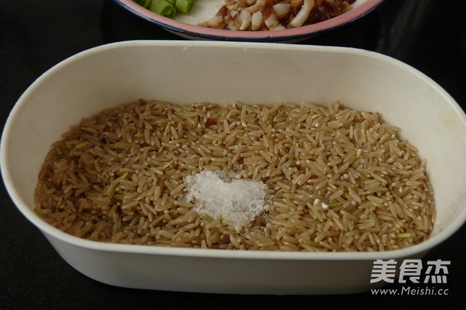 腊肉香菇炒糙米饭