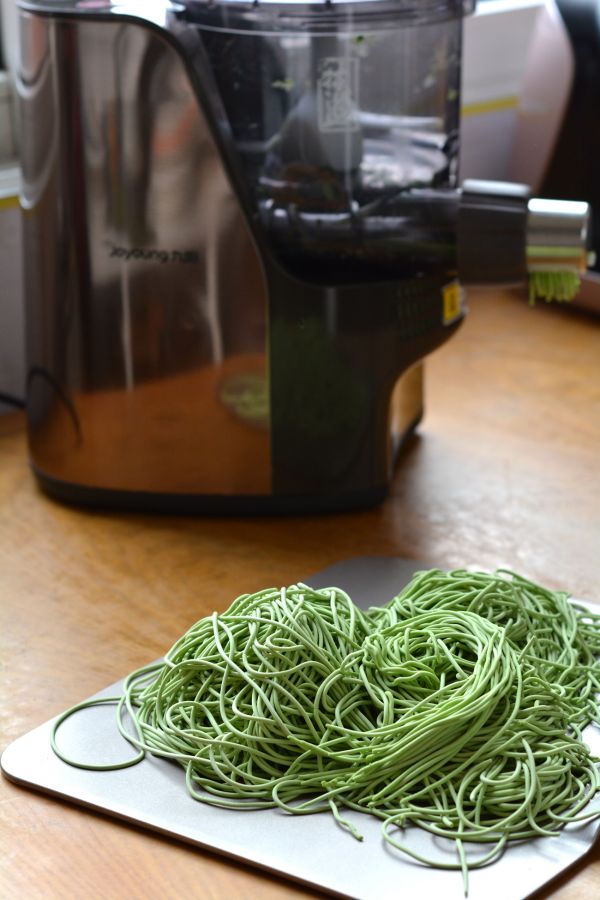 菠菜汁大虾鸡汤面