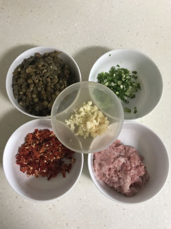 酸豆角肉沫拌米粉