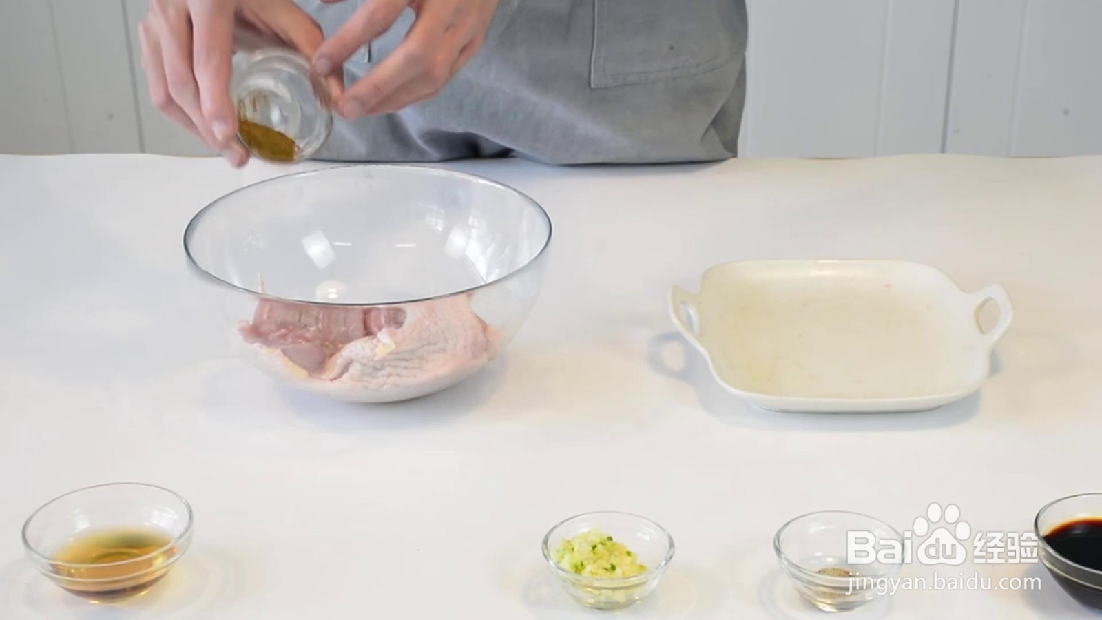 如何制作美味的蒜香烤鸡腿？